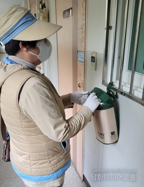 기흥구는 3월부터 ‘중장년 1인 취약가구 일상·자립·연결 지원사업’을 추진한다. 사진은 건강음료배달 모습