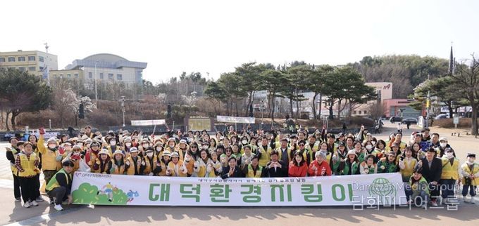 최충규 대덕구청장과 박재용 (사)대덕구자원봉사센터 이사장, 대덕구자원봉사센터 봉사자들이 14일 송촌동 동춘당공원과 송촌시장 음식문화거리 일대에서 자원봉사활동을 마친 후 기념 촬영을 하고 있다.