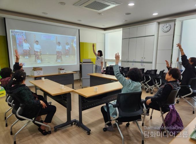 치매안심센터 쉼터 소규모 프로그램 운영사진