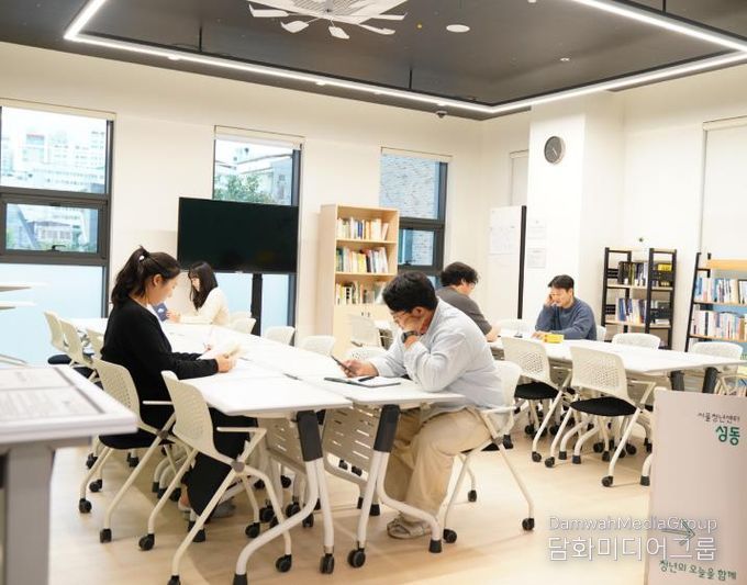‘성동구 청년지원센터’를 이용하고 있는 청년들의 모습