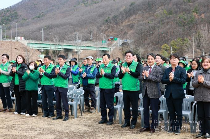 14일 강동면 형산강 역사문화공원에서 열린 '3R 자원모으기 발대식'에서 주낙영 경주시장을 비롯한 경주시새마을회 회원들이 자원순환 실천을 다짐하며 박수를 보내고 있다