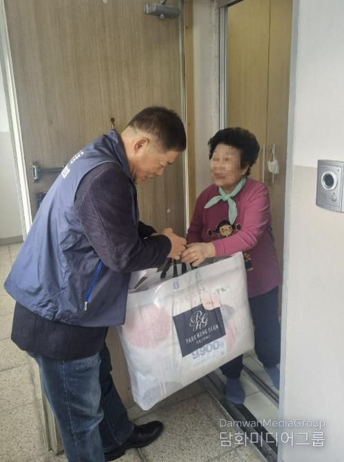 의왕시 부곡동지역사회보장협의체, 저소득 취약계층 대상 ‘포근포근, 행복더함’ 이불·외투 세탁 지원