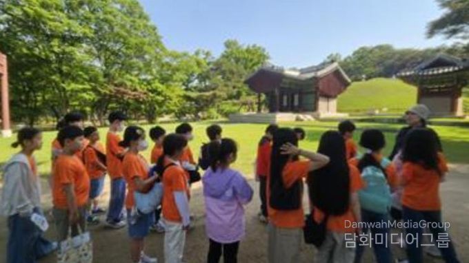 영휘원·숭인원을 견학하고 있는 학생들 모습