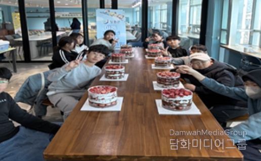 장흥군청소년수련관에서 열린 ‘딸기 케이크 만들기’ 체험에 참여한 청소년들이 각자의 개성을 담아 완성한 케이크를 들고 밝게 웃고 있다