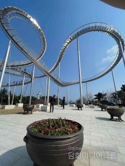 지난 주 포항시가 스페이스워크 일원에 봄맞이 다양한 봄꽃을 식재하고 있다.