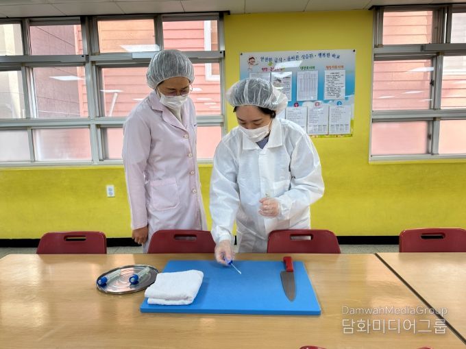 강북교육지원청 담당자가 16일 명촌초에서 학교급식 조리 용구 미생물 검사를 하고자 검체를 채취하고 있다.