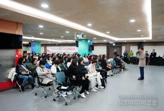 이승로 성북구청장이 아이돌보미 집담회에서 인사말을 하고 있다