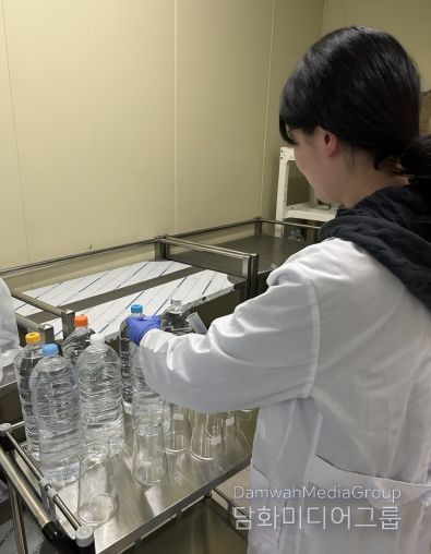 무라벨 먹는샘물시대…충북보건환경연구원, 검사 더 꼼꼼하게