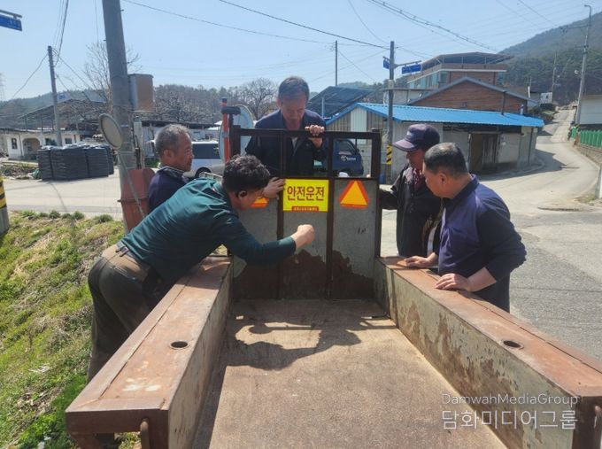 농업기술센터에서 농기계 임대 시 안전 수칙 리플렛을 배부하며 안전교육을 실시하고 있다.
