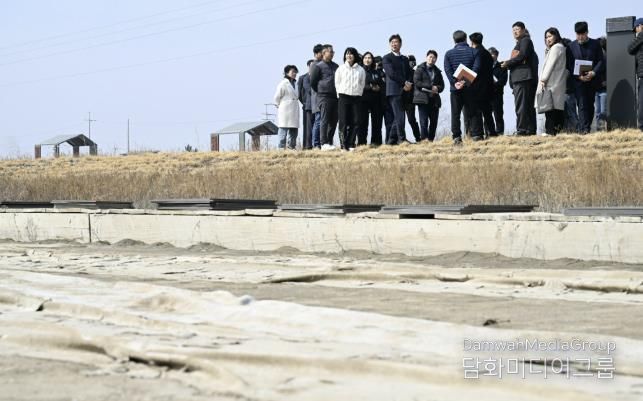 이민근 안산시장(사진 왼쪽 네번째)이 16일 대부도 동주염전 체험장 조성지를 방문해 현장 시설을 점검하고 있다.