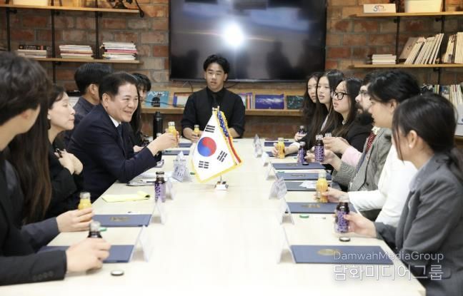 안양시가 16일 오후 2시 시청 3층 접견실에서 가든그로브시 청소년 민박연수단 간담회를 열고 있다