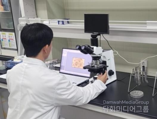 천안시 농업기술센터가 배 꽃가루 발아율 검정실을 운영하고 있다.