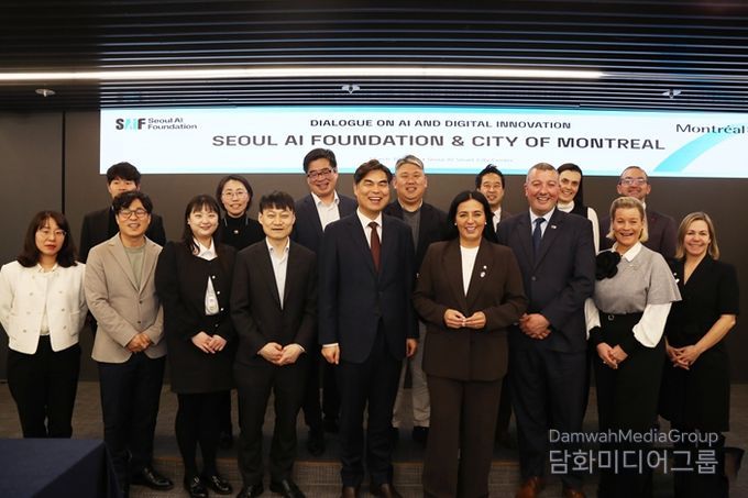 서울AI재단 김만기 이사장(왼쪽에서 다섯 번째)과 캐나다 몬트리올 시장(소라야 마르티네즈 페라다)을 비롯한 양측 관계자들이 간담회 후 기념사진을 찍고 있다.