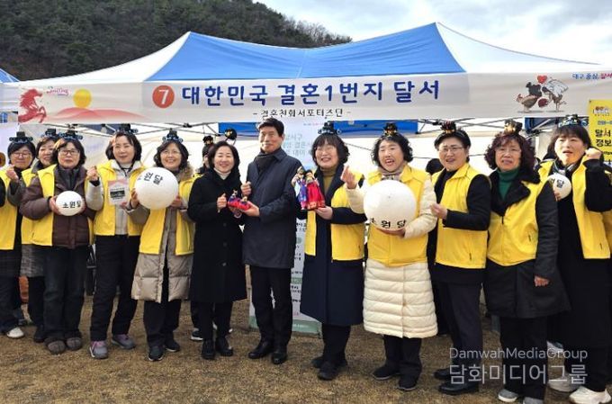 월광수변공원 수놓은 ‘족두리·사모관대’…달서구, 세대 공감형 결혼친화 홍보 눈길