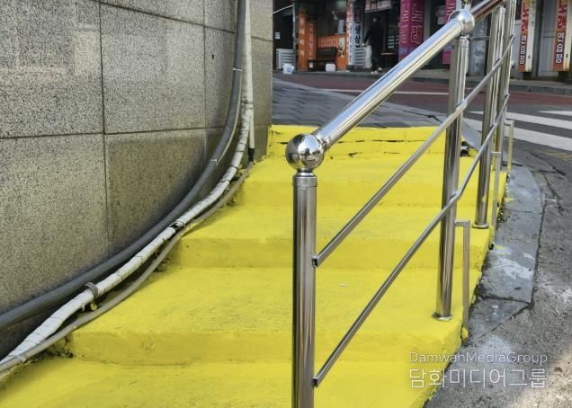 수원시 팔달구 우만1동 주민자치회, 주민참여예산으로 빙판길 사고 예방을 위한 '안전난간 설치 공사' 추진