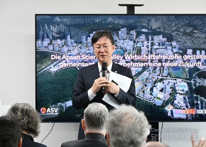 이민근 안산시장이 17일 안산사이언스밸리지구에 입주한 로봇기업 에이로봇 본사에서 주한독일대사관 관계자와 독일 산업계 대표단에게 경제자유구역 ASV지구의 투자유치 인센티브에 대해 설명하고 있다.