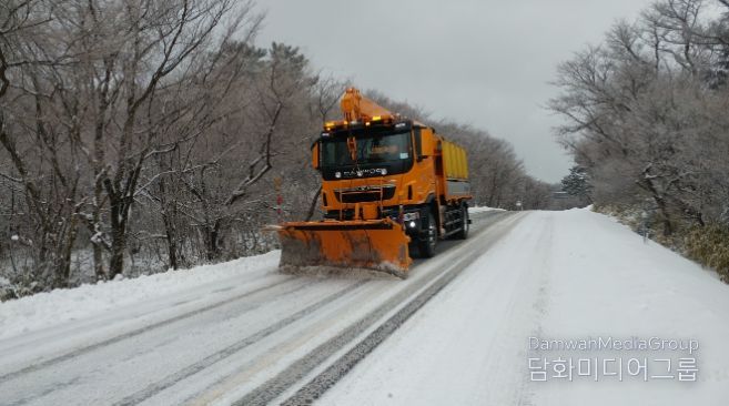 제주도, 올겨울 38일간 제설 인력 1,071명·장비 546대 총동원