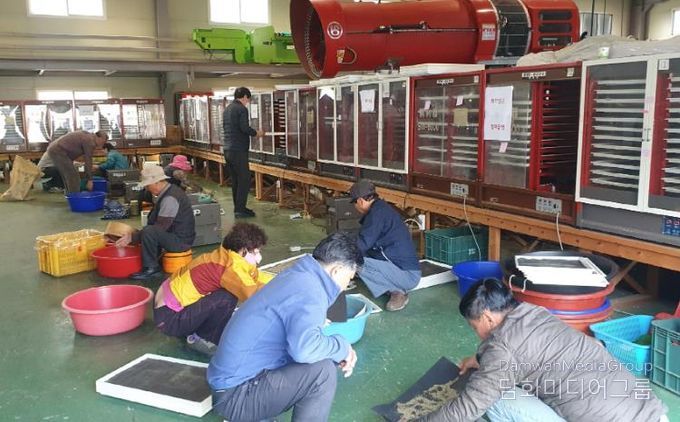 농업인들이 꽃가루은행에서 꽃가루 채취작업을 하고 있다.