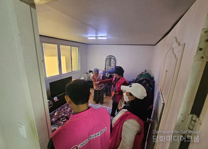 구리시 교문2동 지역사회보장협의체, 청력 취약계층을 위한‘반짝안심 LED 초인종’설치 지원