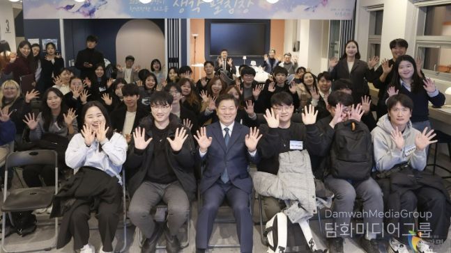 2024년 11월 청춘곳간에서 열린 '청년정책 생각펼침장' 워크숍 참여자들이 기념사진을 촬영하고 있다.