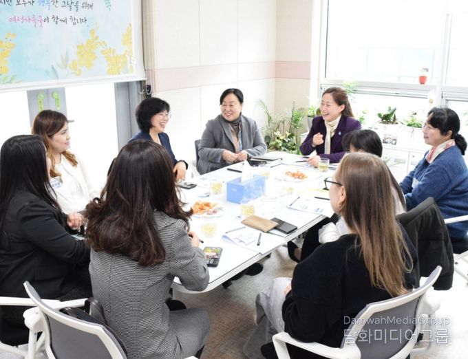 다문화가족이 참여한 ‘속마음 토크’에서 참석자들이 의견을 나누고 있다.