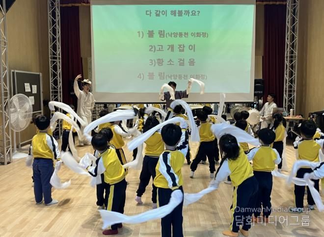 ‘세로토닌 키즈’ 전통연희 체험교육이 진행되고 있다