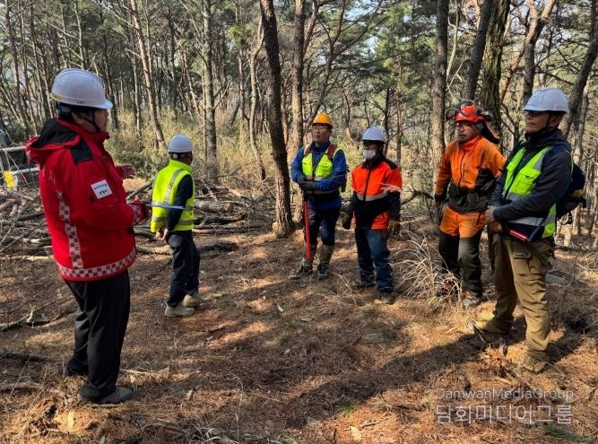 포항시가 지난 19일 장량 2-1 지구 사업장을 방문해 현장 점검 및 안전 지도를 하고 있다.