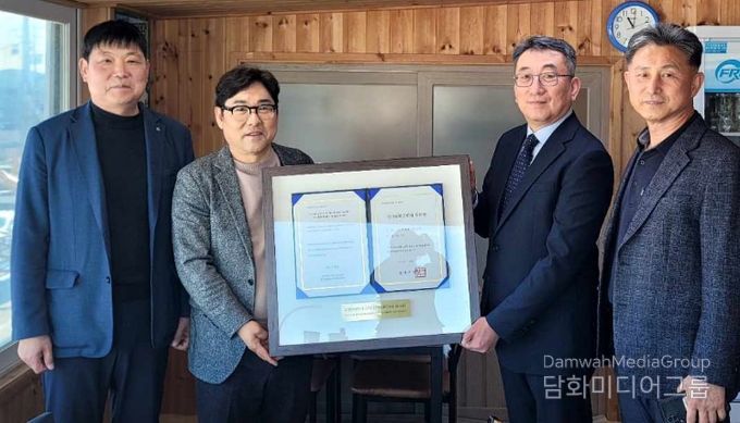 강원특별자치도 손형욱 토지과장이 전철수 고성군부군수에게 국가등록문화유산 등록증을 전달하는 모습