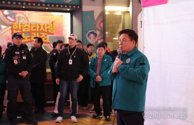 ‘BTS 공연 대비 현장상황실’ 앞에서 안전관리 강화를 강조하는 박강수 마포구청장