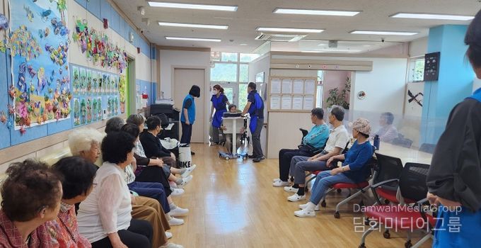 구로구가 경로당에서 어르신들을 대상으로 결핵 이동검진을 실시하고 있다.