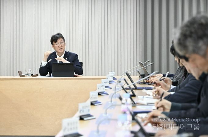 이민근 안산시장이 20일 디지털전환허브에서 진행된 현장간부회의에서 주요 전략사업의 진행 상황을 점검하며 부서 간 협력 방안을 논의하고 있다.