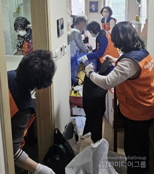 수원시 영통구 광교1동, 복지사각지대 홀몸 어르신 가구 방문… 말벗·주거환경 정비 지원