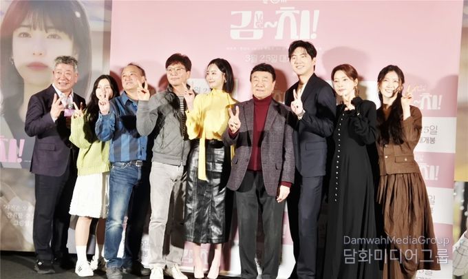 시사회 후 기념촬영(좌로부터 김명국, 박주원, 김정팔, 박철현감독, 이주연, 한인수, 이재준, 김성희, 유현지)