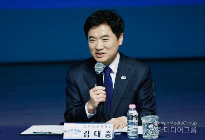 김대중 전라남도교육감(오른쪽)과 이정선 광주시교육감(왼쪽)이 전남광주교육통합 관련 질의에 답변하고 있다.