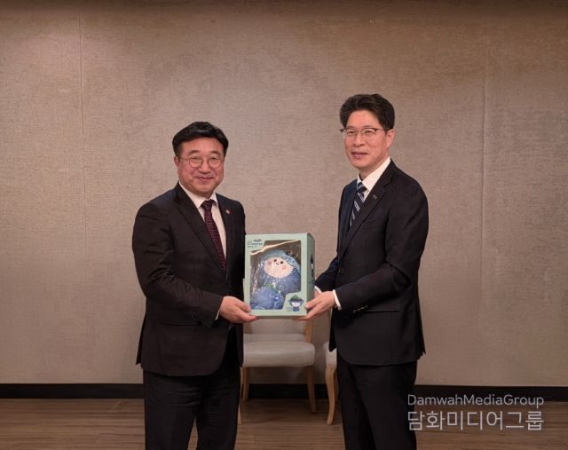 황기연 전남도지사 권한대행(우)이 섬박람회 마스코트인 다섬이 인형을 윤호중 행정안전부 장관(좌)에게 전달하고 있다.