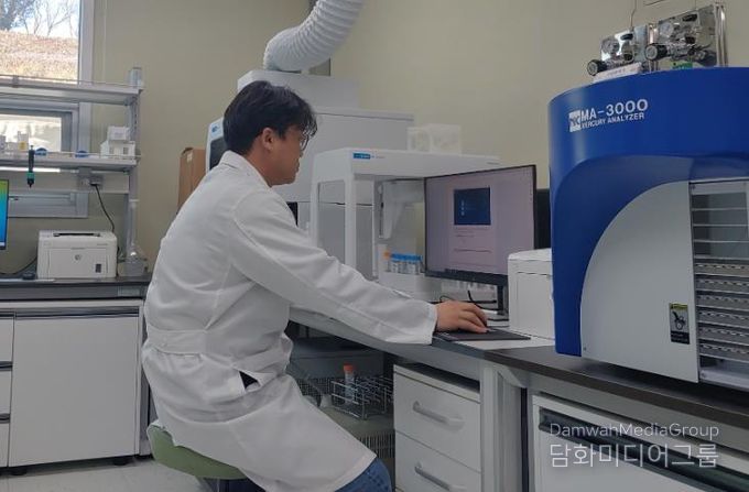 토양검정을 위한 준비 작업 및 분석장비 운용 모습