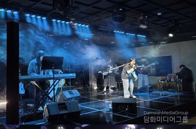 부천시청소년센터 소공연장, 밴드 '전복'의 열기로 꽉 찼다