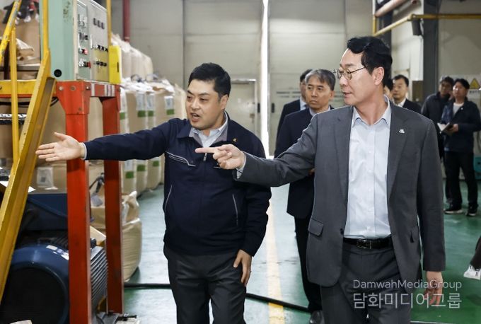 정명근 화성특례시장이 25일 관내 보온재 제조업체를 방문해 원재료 수급상황을 점검하고 있다.