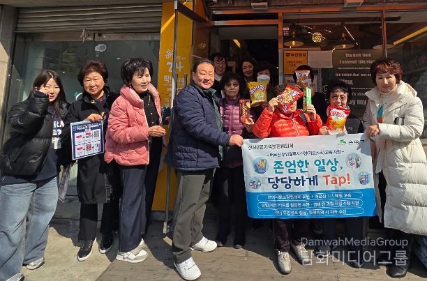키오스크 교육을 마치고 기념 촬영을 하는 프로그램 참여자들과 신사2동 관계자들