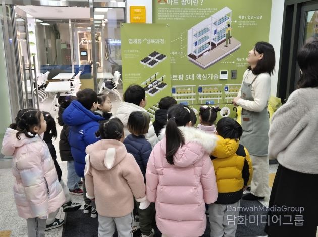 지난해 강북구 스마트팜 센터 프로그램 운영 모습