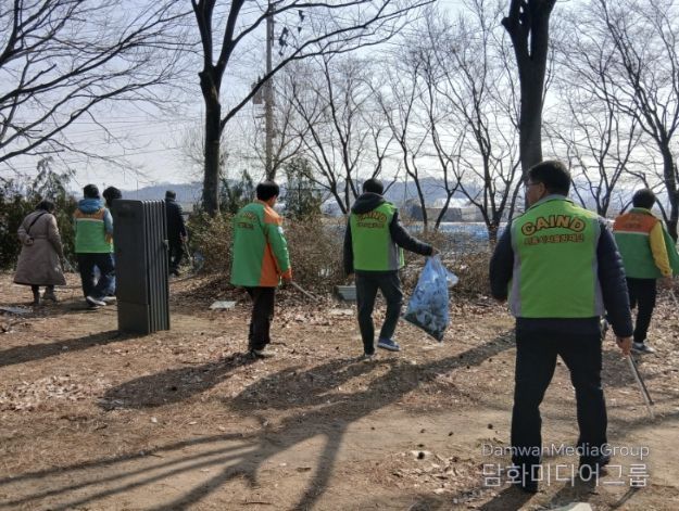 시흥시 신현동 통장협의회, 봄맞이 환경정화활동 나서