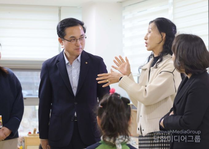 박희조 동구청장이 동구통합가족센터 공동육아나눔터를 방문해 시설을 둘러보고 있는 모습