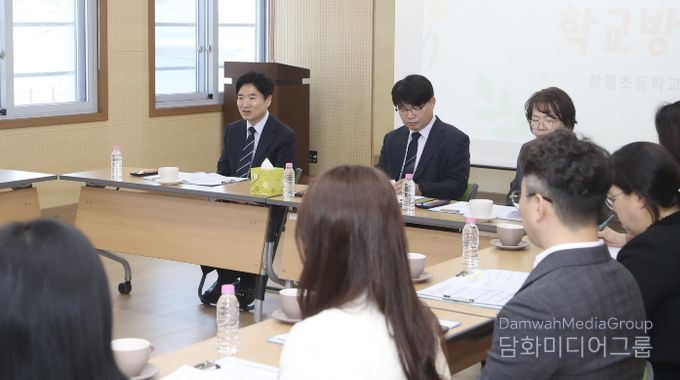 김대중 전라남도교육감과 담양 창평초등학교 교육가족들이 26일 지역사회와 연계한 교육 활성화 방안을 논의하고 있다.
