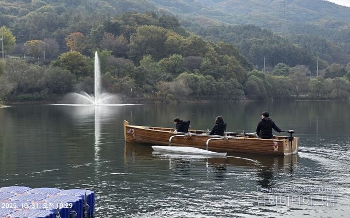 마장호수에서 킹카누 운행중인 모습