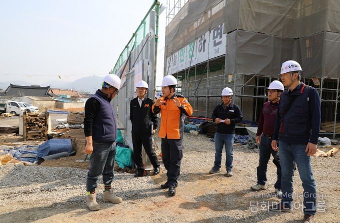 정용인 강진소방서장이 공사현장을 직접 순회하며 임시소방시설 설치 상태와 용접 작업장 불티 비산 방지 조치 여부를 지도·점검하고 있다.