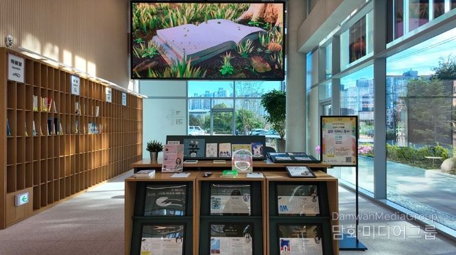 문산도서관 1층 안내데스크 내부 전경