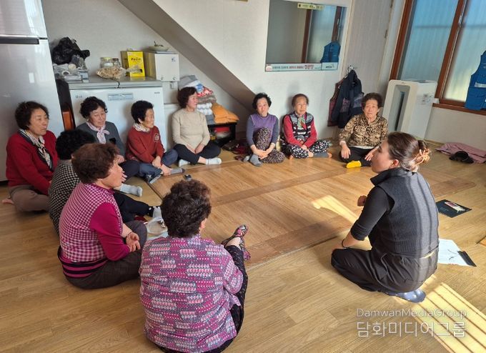 여수시가 3월부터 11월까지 경로당과 마을회관 등 어르신 이용시설을 대상으로 ‘찾아가는 어르신 스마트폰 방문 교육’을 추진한다.