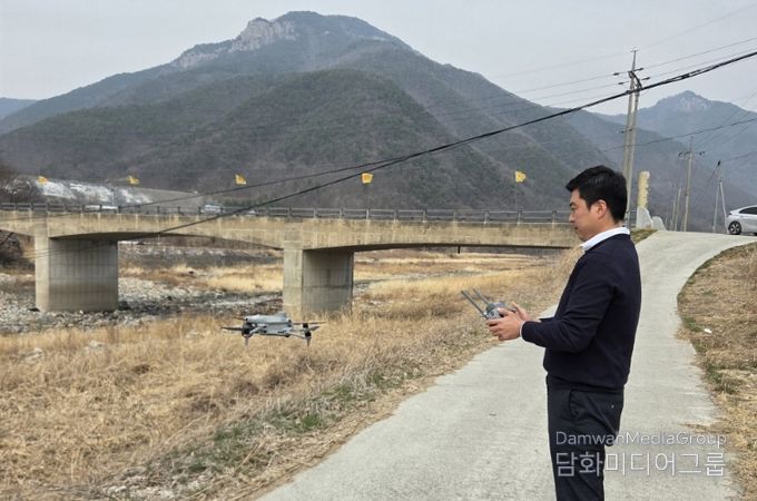 민원지적과 직원이 지적확정측량 대상지 및 개발부담금 부과대상 사업지 현장에서 드론을 직접 조종하고 있다.