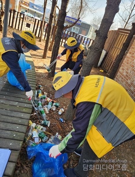 파주시 법원읍 실버경찰대, '2026년 우리 동네 새 단장' 새봄맞이 대청소 실시