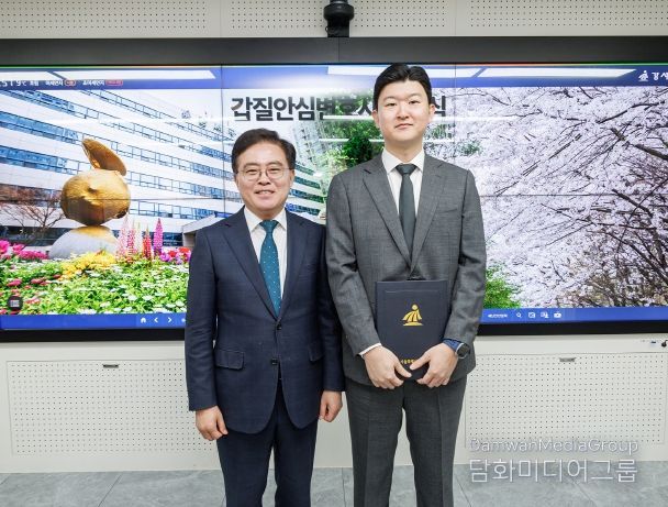 진교훈 서울 강서구청장(왼쪽)이 27일(금) 구청에서 열린 ‘갑질안심변호사 위촉식’에서 신준선 변호사를 위촉하고 기념촬영을 하고 있다.